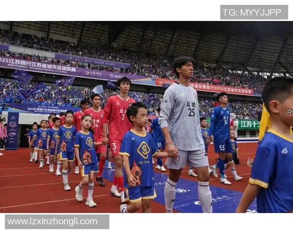 足球明星亲授技巧助力年轻球员提升踢球水平与比赛表现